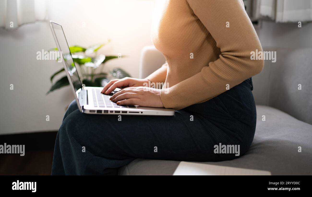 VDO Call Conference lavoro da casa remoto workÂ parla chat online in videochiamata su laptop webcam conferenza lavoro con laptop o Foto Stock
