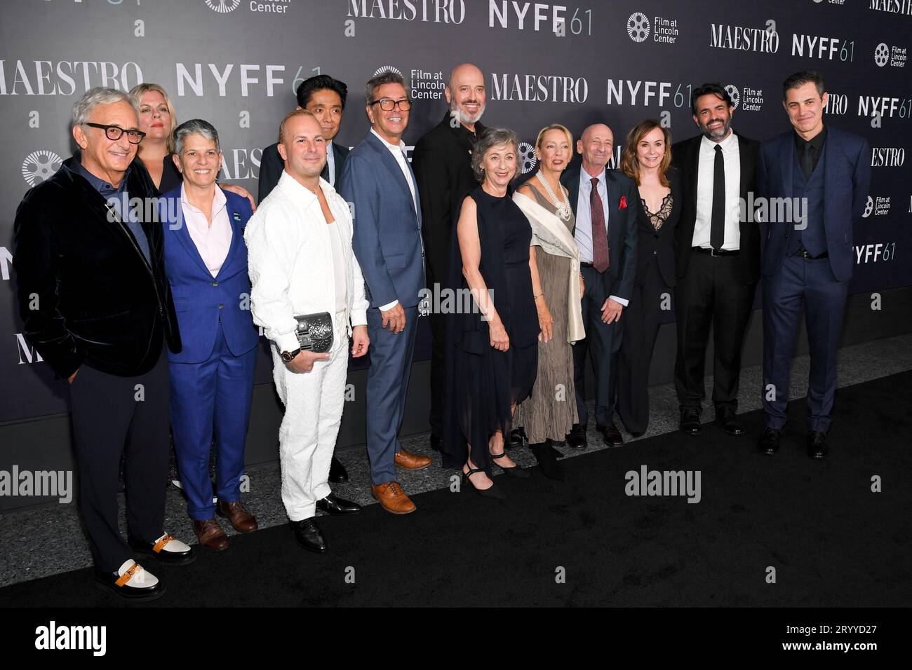 New York, USA. 2 ottobre 2023. Fred Berner, Lesli Klainberg, Amy Durning, Yannick Nézet-Séguin, Kazu Hiro, Kevin Thompson, Mark Bridges, Nina Bernstein Simmons, Jamie Bernstein, Alexander Bernstein, Kristie Macosko Krieger, Steven Morrow e Josh Singer che partecipano al "Maestro" Red carpet al 61° New York Film Festival alla David Geffen Hall di New York, NY, 2 ottobre 2023. (Foto di Efren Landaos/Sipa USA) credito: SIPA USA/Alamy Live News Foto Stock