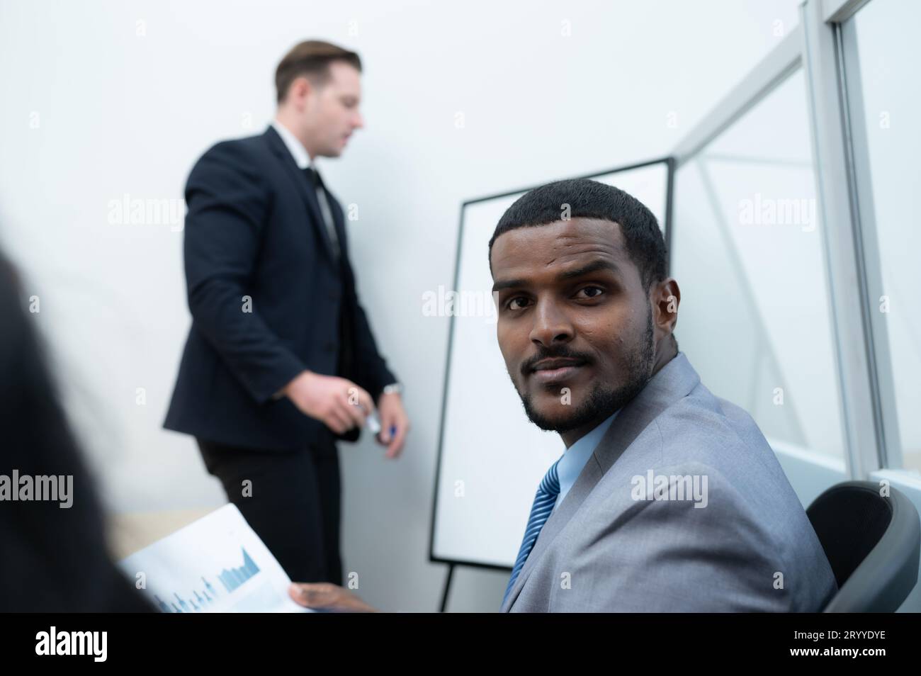 Uomini d'affari con una riunione del nuovo team di gestione con commenti informativi che trovano conclusioni comuni Foto Stock