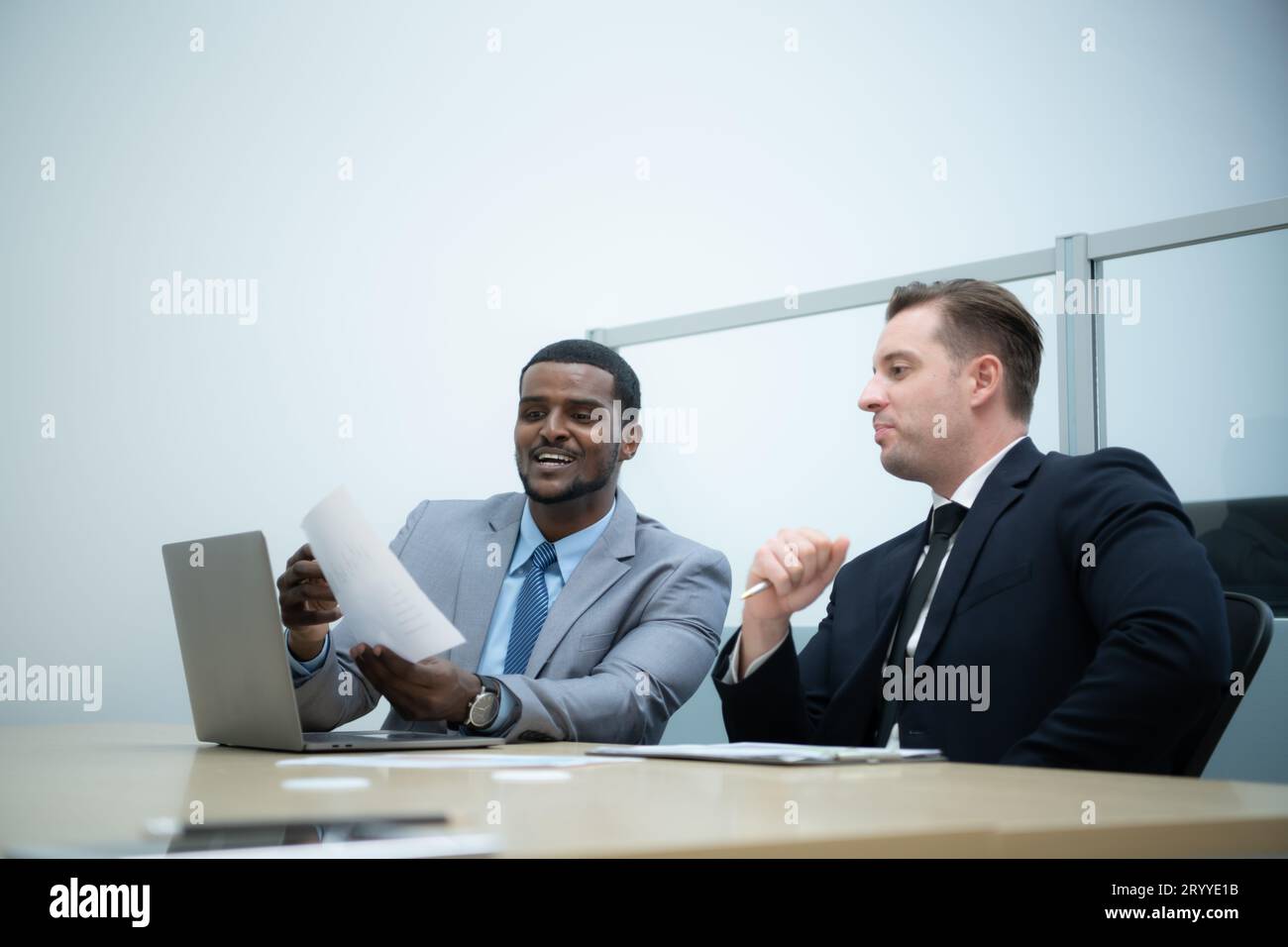 Uomini d'affari con una riunione del nuovo team di gestione con commenti informativi che trovano conclusioni comuni Foto Stock