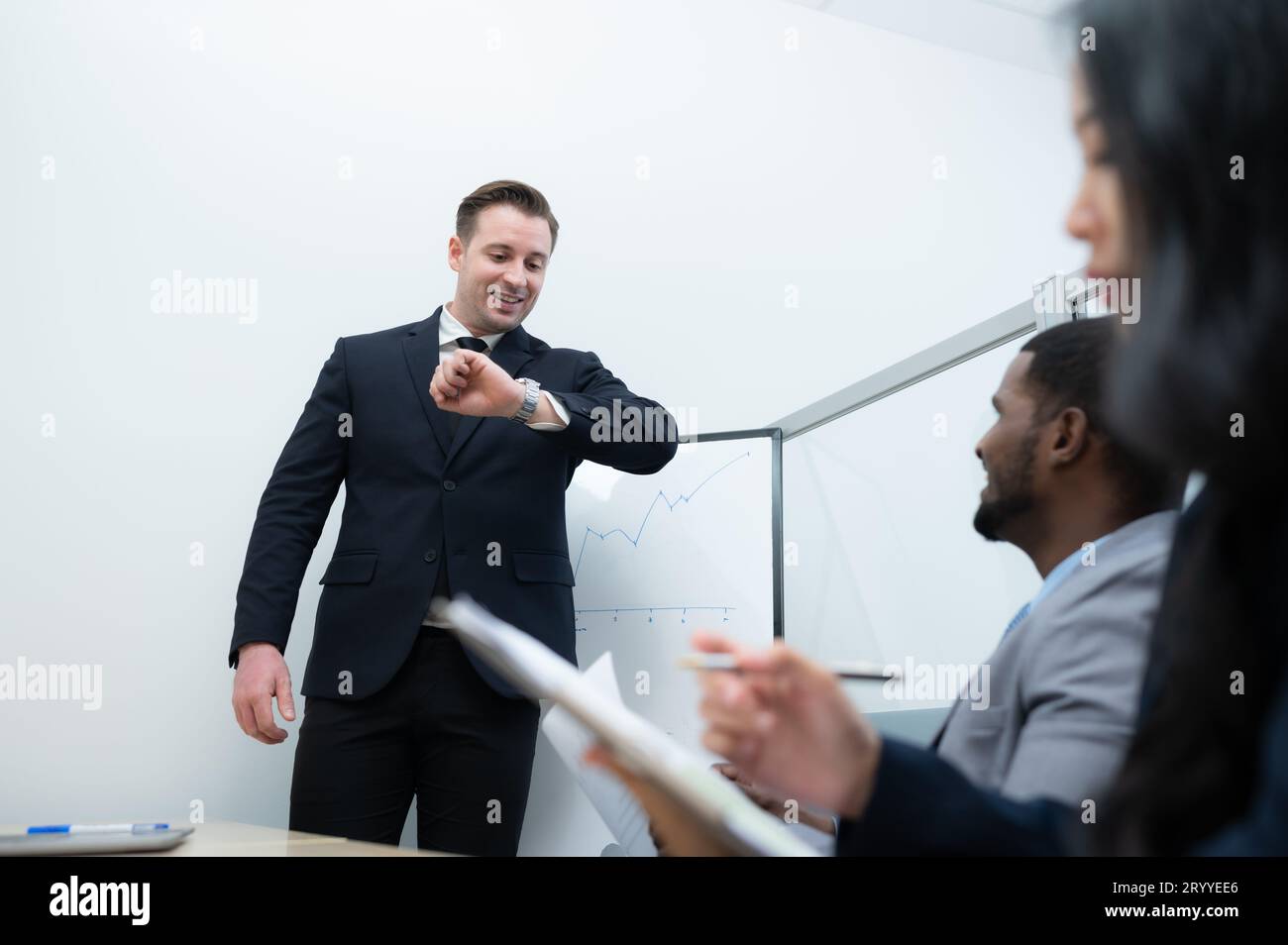 Uomo d'affari e personalità di generazione dei nuovi dirigenti con buone idee, personalità e visione, oltre a dare imp Foto Stock