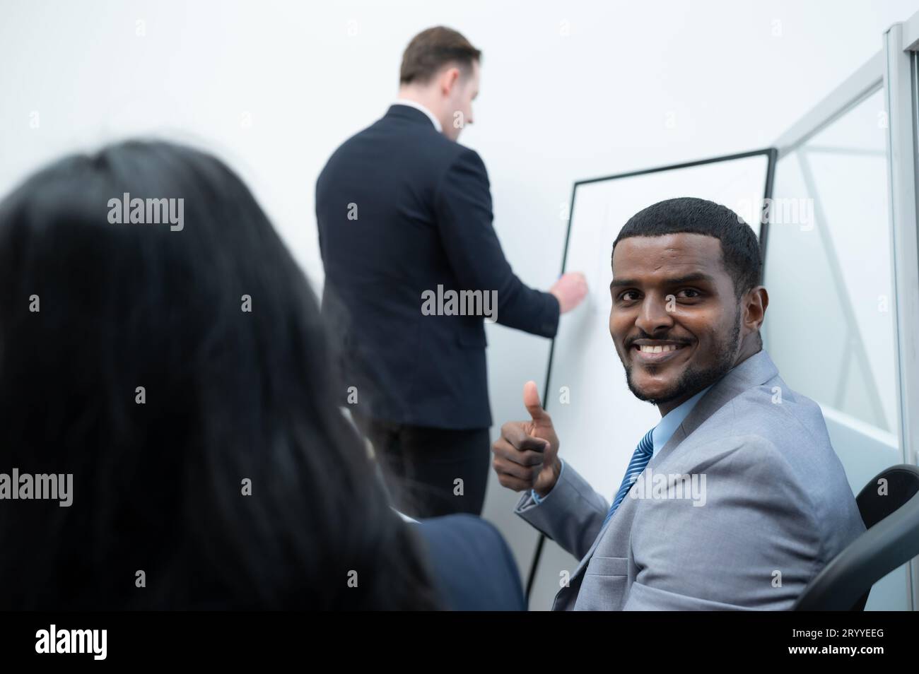 Uomini d'affari con una riunione del nuovo team di gestione con commenti informativi che trovano conclusioni comuni Foto Stock