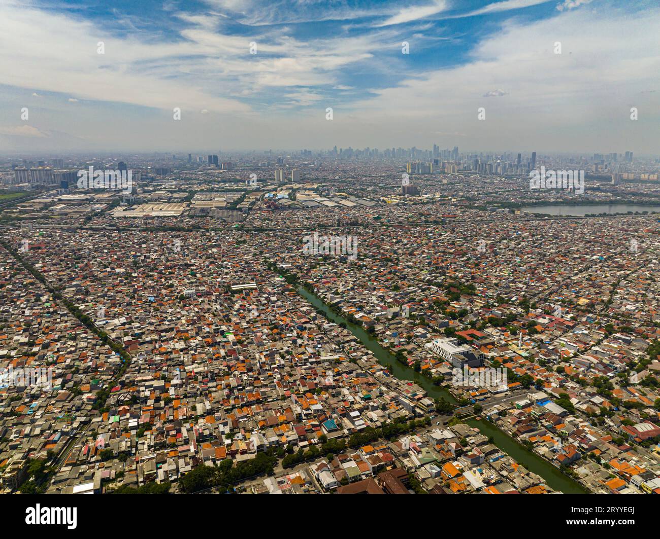 Drone aereo di baraccopoli con case a Giacarta. Paesaggio urbano. Foto Stock