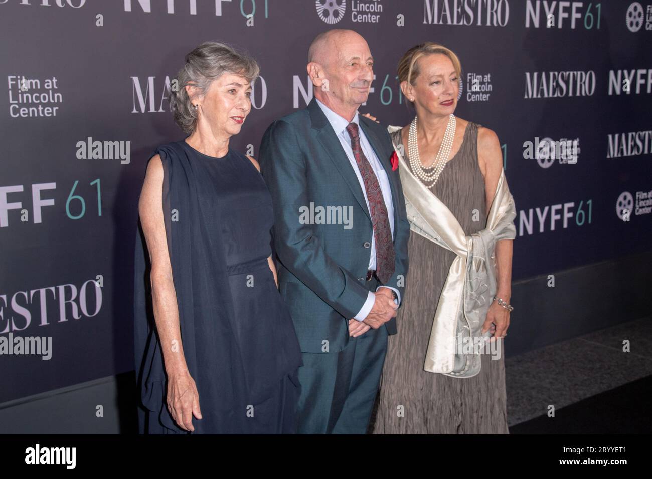 New York, New York, USA. 2 ottobre 2023. (NEW) 61° New York Film Festival - "Maestro". 2 ottobre 2023, New York, New York, USA: (L-R) Nina Bernstein Simmons, Alexander Bernstein e Jamie Bernstein assistono al Red carpet di "Maestro" durante il 61° New York Film Festival alla David Geffen Hall il 2 ottobre 2023 a New York City. (Credito: M10s/TheNews2) (foto: M10s/Thenews2/Zumapress) (immagine di credito: © Ron Adar/TheNEWS2 via ZUMA Press Wire) SOLO USO EDITORIALE! Non per USO commerciale! Foto Stock