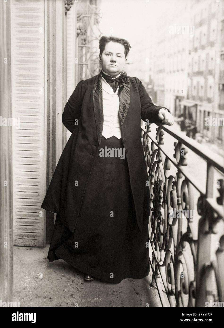 1910 , 22 marzo , Parigi , FRANCIA : la politica femminista francese , suffragetta , attivista per i diritti civili , pro abortista e donna dottoressa MADELEINE PELLETIER ( 1874 - 1939 ). Foto quando si offrì di candidarsi alle elezioni legislative e municipali di Parigi ma gli organi di governo le assegnarono un quartiere ( arrondismo ) che era impossibile vincere . Anche se il suo risultato è superiore a quello del precedente candidato socialista, è severamente battuta in queste elezioni. Foto di Agencie ROLL , fotografo sconosciuto . - SUFFRAGIO UNIVERSALE - SUFFRAGETTA - FRANCIA - SFFRA Foto Stock