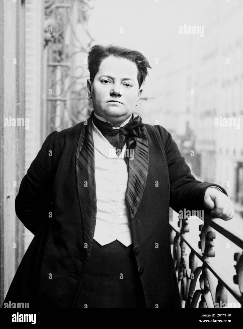 1910 , 22 marzo , Parigi , FRANCIA : la politica femminista francese , suffragetta , attivista per i diritti civili , pro abortista e donna dottoressa MADELEINE PELLETIER ( 1874 - 1939 ). Foto quando si offrì di candidarsi alle elezioni legislative e municipali di Parigi ma gli organi di governo le assegnarono un quartiere ( arrondismo ) che era impossibile vincere . Anche se il suo risultato è superiore a quello del precedente candidato socialista, è severamente battuta in queste elezioni. Foto di Agencie ROLL , fotografo sconosciuto . - SUFFRAGIO UNIVERSALE - SUFFRAGETTA - FRANCIA - SFFRA Foto Stock
