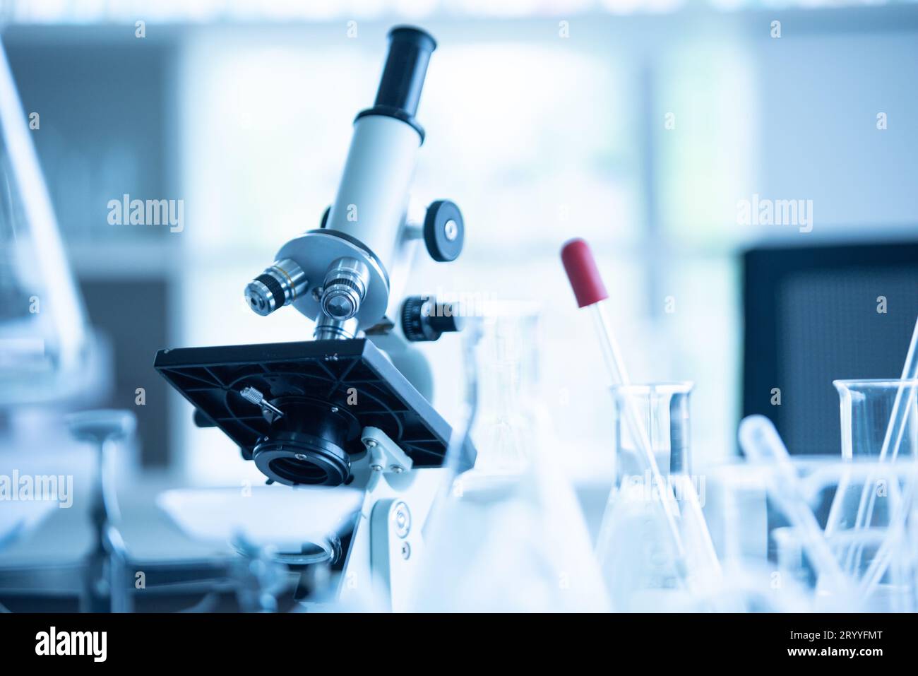 Laboratorio di analisi mediche microscopio in biologia chimica test di laboratorio. La ricerca e lo sviluppo scientifico e sanitario concetto sfondo Foto Stock