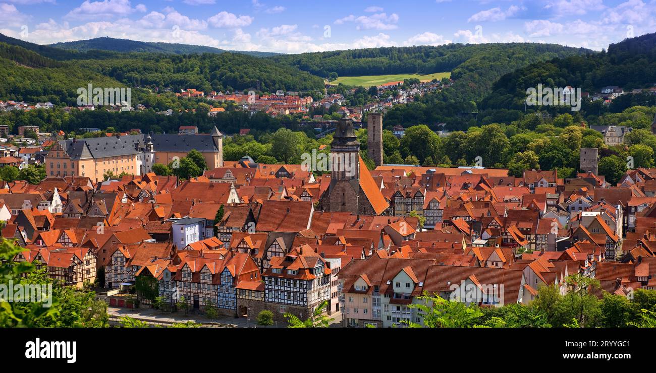 Vista della città da un punto di vista elevato su Hannover Muenden, bassa Sassonia, Germania, Europa Foto Stock