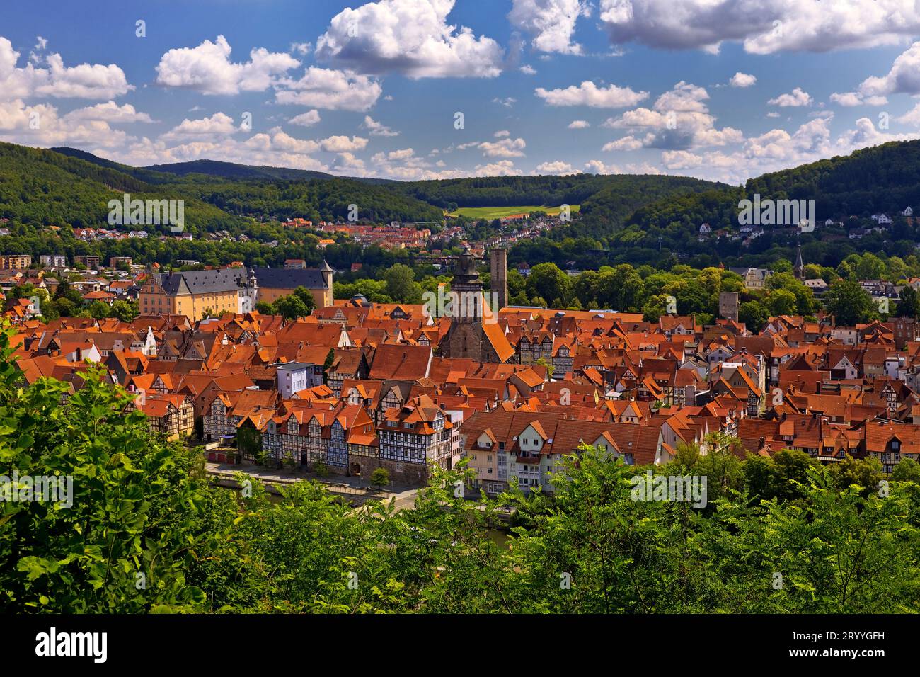 Vista della città da un punto di vista elevato su Hannover Muenden, bassa Sassonia, Germania, Europa Foto Stock