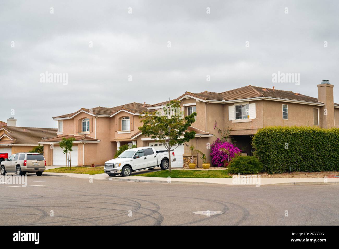Santa Maria, California, USA - 6 luglio 2023. Case con un giardino splendidamente paesaggistico e auto parcheggiate su vialetti da qualche parte in California Foto Stock