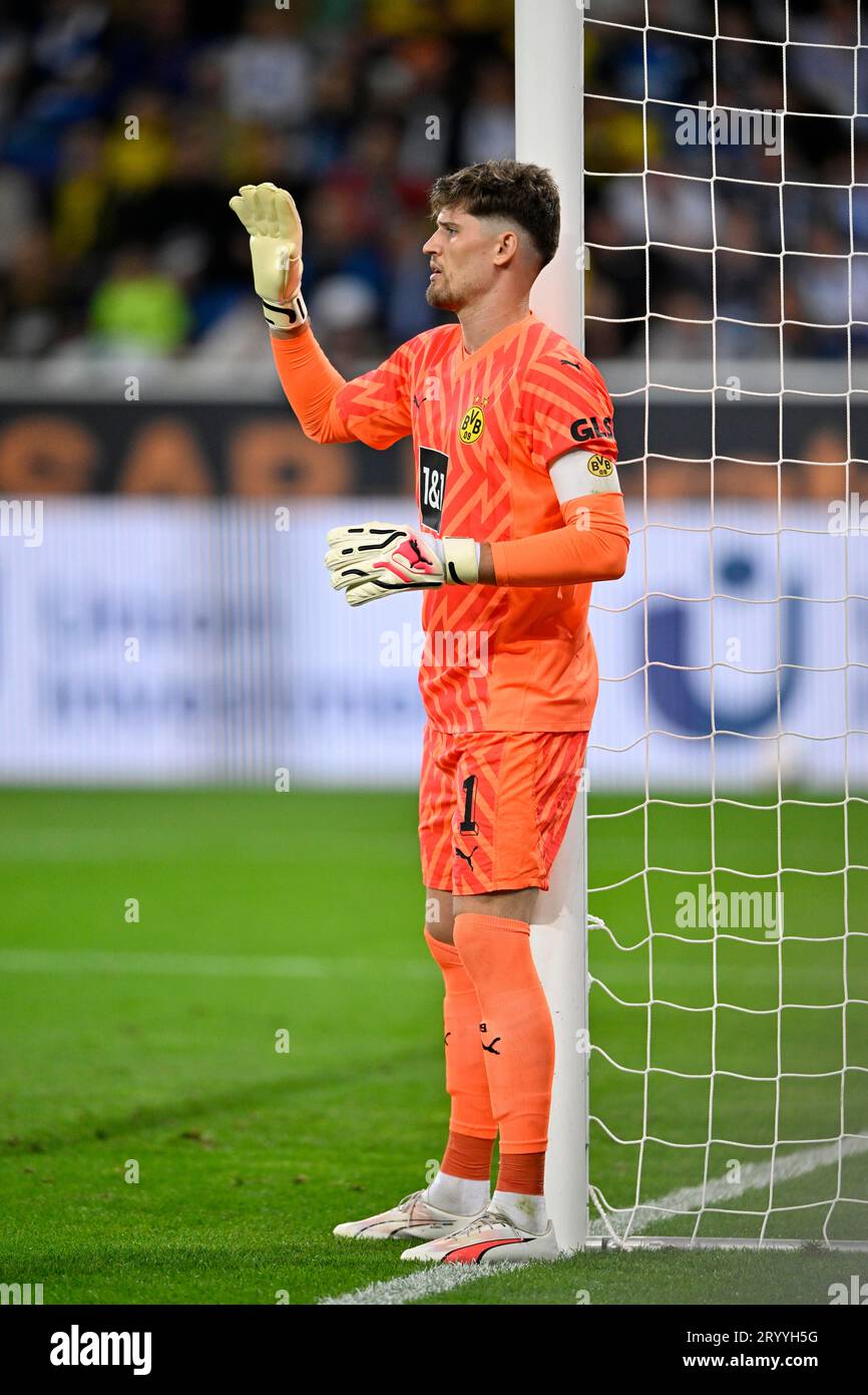 Portiere Gregor Kobel Borussia Dortmund BVB (01) gesto organizza difesa PreZero Arena, Sinsheim, Baden-Wuerttemberg, Germania Foto Stock