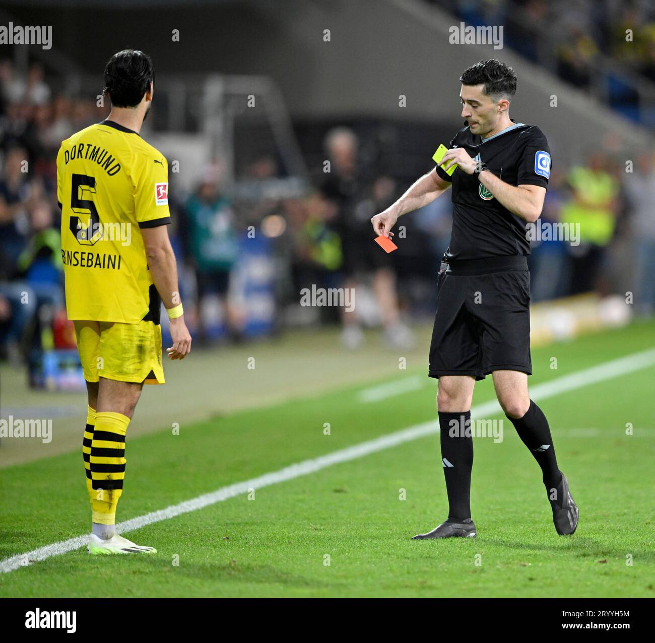 L'arbitro Florian Badstuebner mostra Ramy Bensebaini Borussia Dortmund BVB (05) cartellino giallo rosso giallo giallo giallo rosso spedendo il gesto PreZero Arena, Sinsheim Foto Stock