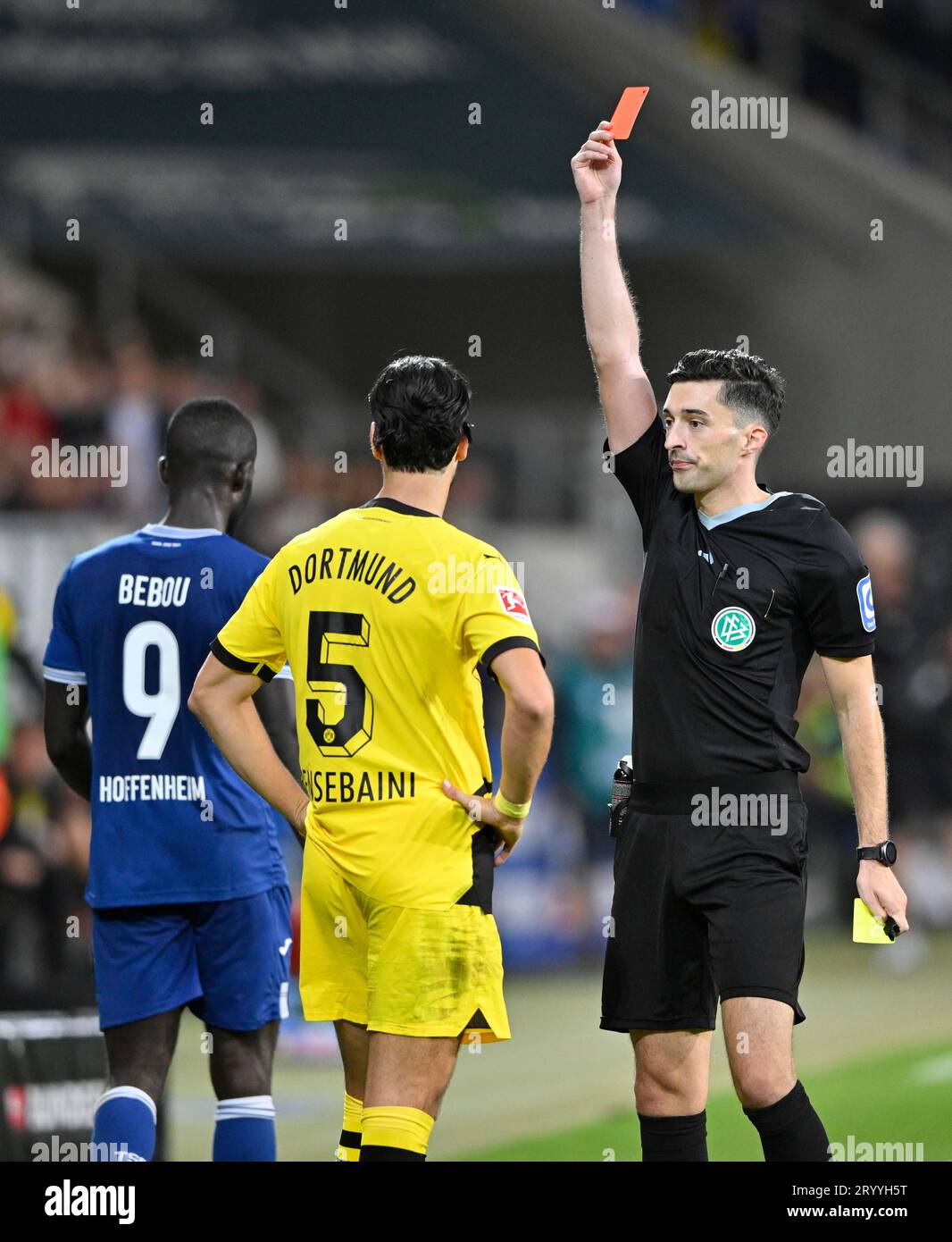 L'arbitro Florian Badstuebner mostra Ramy Bensebaini Borussia Dortmund BVB (05) cartellino giallo rosso giallo giallo giallo rosso spedendo il gesto PreZero Arena, Sinsheim Foto Stock