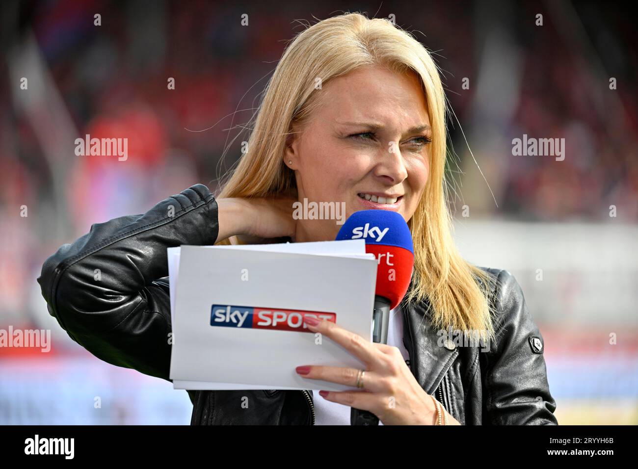 SKY presenter presentatrice sportiva Britta Hofmann, ritratto, con scheda presentatore, microfono, mike, Voith-Arena, Heidenheim, Baden-Wuerttemberg Foto Stock