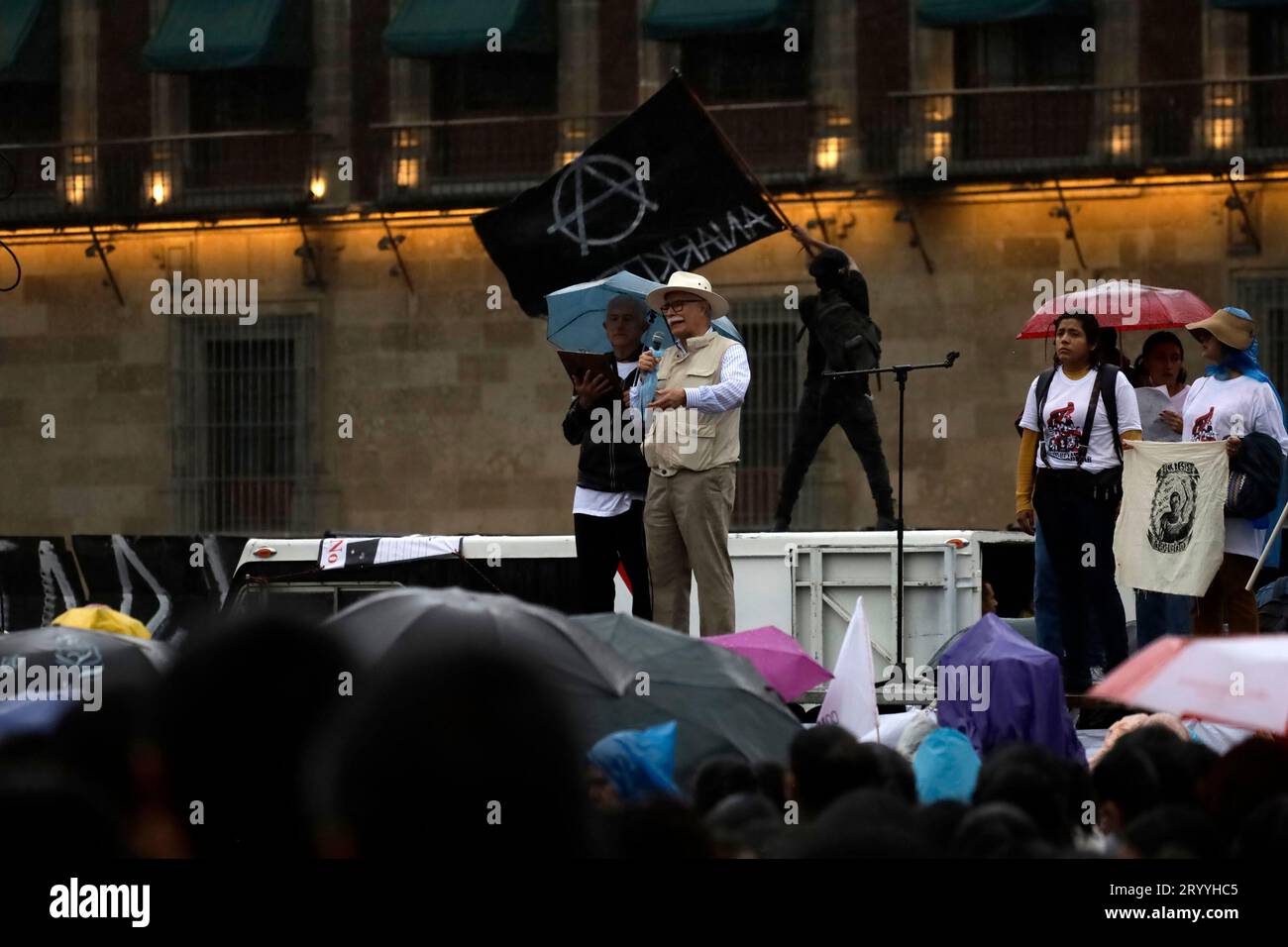 Città del Messico, Messico. 2 ottobre 2023. 2 ottobre 2023, città del Messico, Messico: L'ex leader studentesco Felix Hernandez Gamundi alla manifestazione nel 55° anniversario del massacro di Tlatelolco nella piazza delle tre culture di città del Messico. Il 2 ottobre 2023 a città del Messico, Messico (foto di Luis Barron/Eyepix Group/Sipa USA). Credito: SIPA USA/Alamy Live News Foto Stock