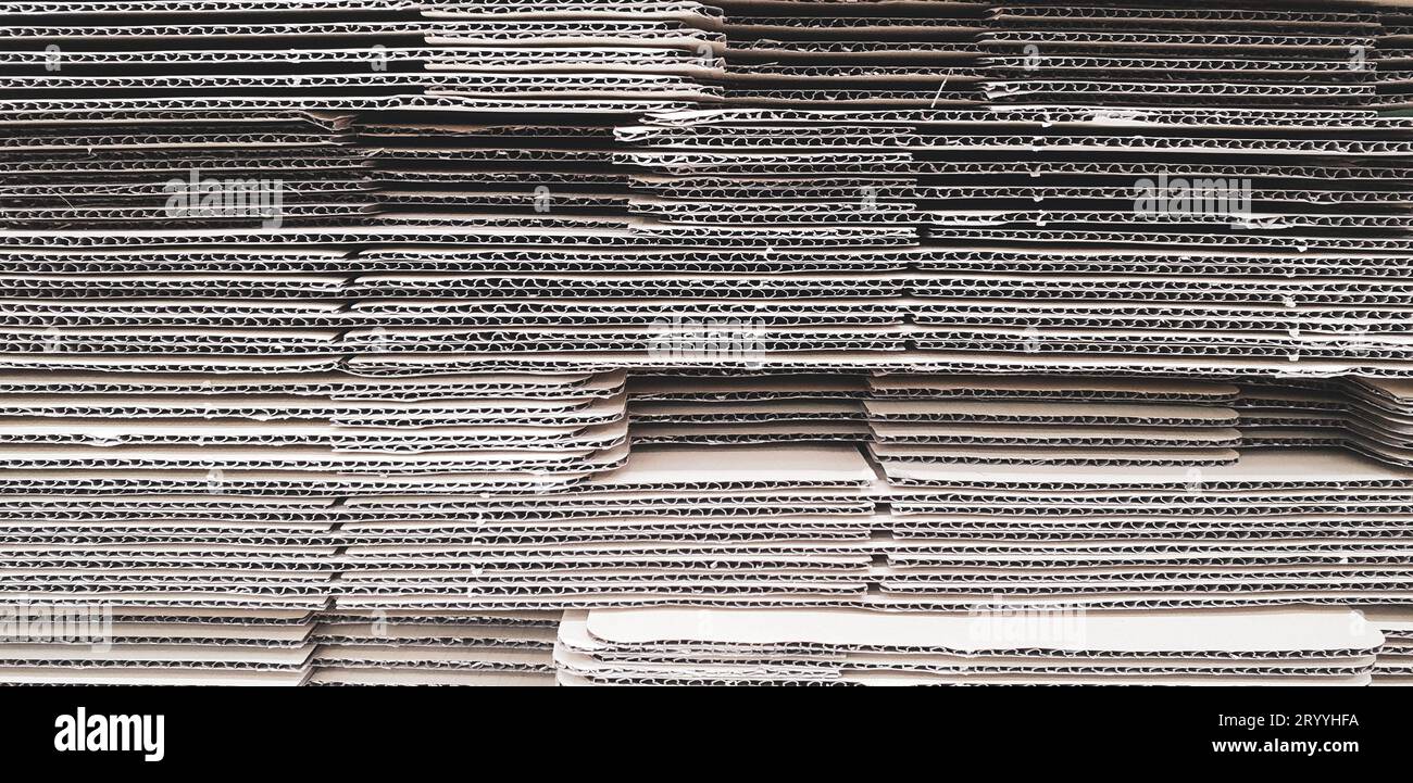 Pile di scatole di cartone impilate. Industria di spedizione e ambiente del prodotto di imballaggio per la consegna dopo la produzione. REU Foto Stock