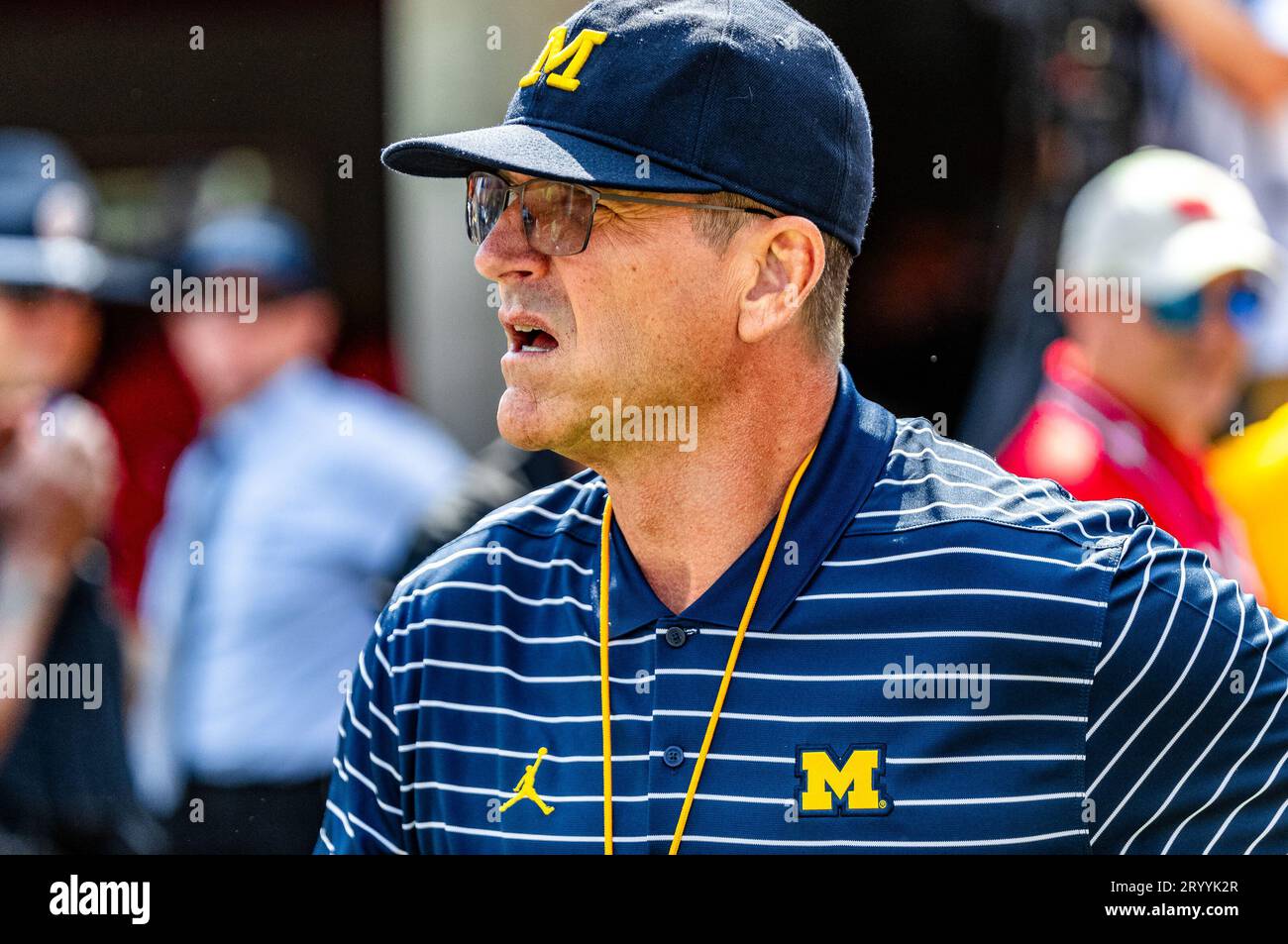 Lincoln, ne. U.S. 30 settembre 2023. Il capo-allenatore dei Michigan Wolverines Jim Harbaugh si dirige verso Tom Osborne Field prima di una partita di football della NCAA Division 1 tra i Michigan Wolverines e i Nebraska Cornhuskers al Memorial Stadium di Lincoln, ne.Michigan ha vinto 45-7.partecipazione: 87,134.392.Sellout consecutivo.Michael Spomer/Cal Sport Media/Alamy Live News Foto Stock