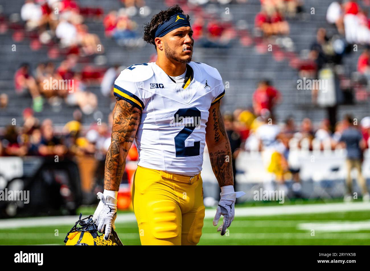 Lincoln, ne. U.S. 30 settembre 2023. Il running back dei Michigan Wolverines Blake Corum #2 arriva al Tom Osborne Field prima di una partita di football della NCAA Division 1 tra i Michigan Wolverines e i Nebraska Cornhuskers al Memorial Stadium di Lincoln, Nebraska.Michigan ha vinto 45-7.partecipazione: 87,134.392.Sellout consecutivo.Michael Spomer/Cal Sport Media/Alamy Live News Foto Stock