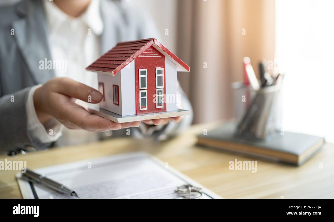 Gli uomini d'affari firmano contratto che fanno accordo con il concetto di agente immobiliare per consulente assicurazione domestica investimento immobiliare Foto Stock