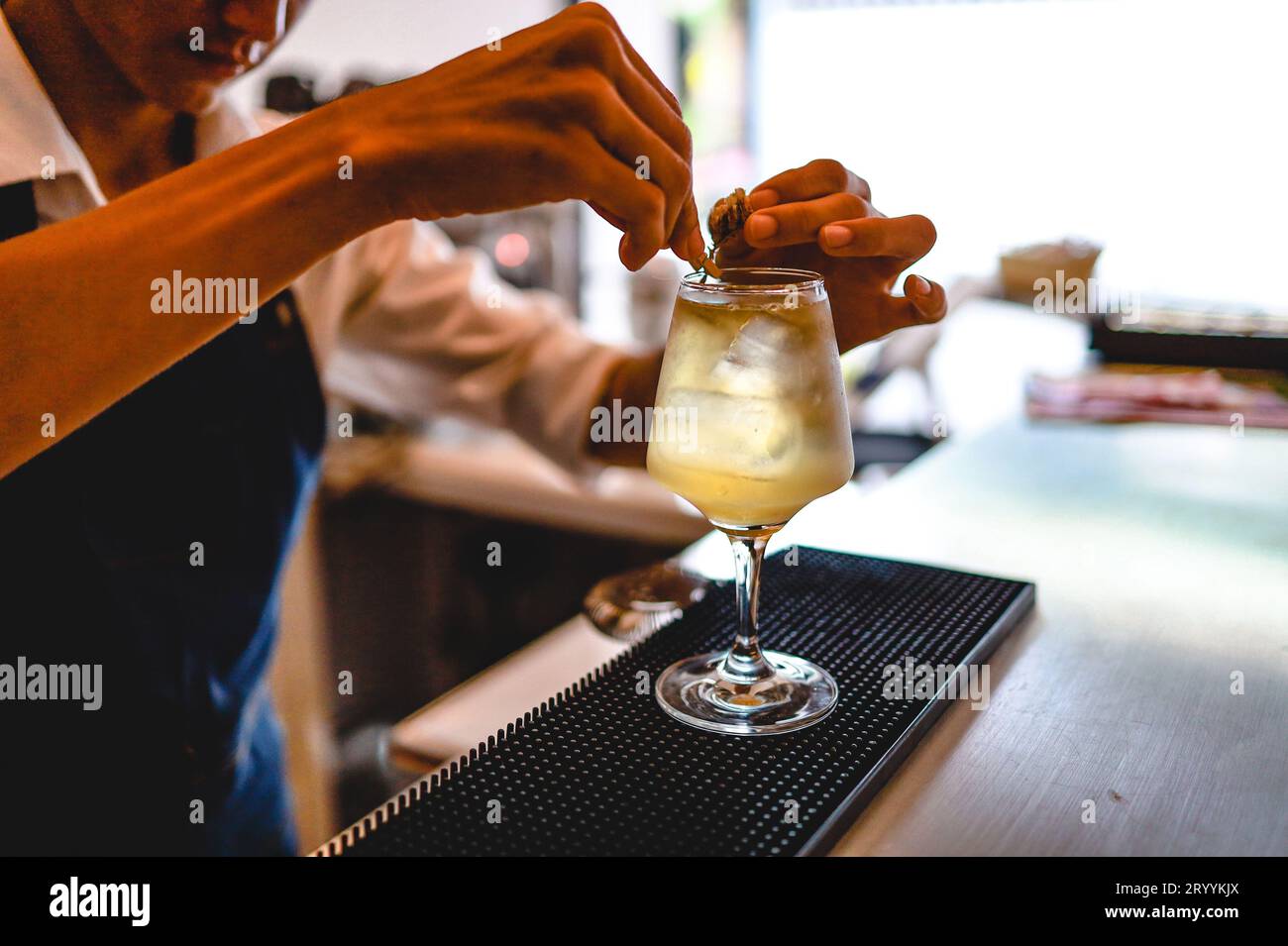 Il barman esperto sta preparando un cocktail al night club. Il barman professionista prepara il cocktail Foto Stock