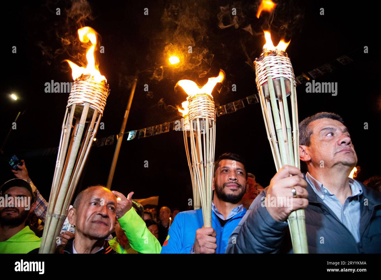 Bogotà, Colombia. 2 ottobre 2023. I manifestanti prendono parte mentre gli oppositori del governo prendono parte a una manifestazione contro il governo del presidente colombiano Gustavo Petro a Bogotà, il 2 ottobre 2023. Foto di: Chepa Beltran/Long Visual Press Credit: Long Visual Press/Alamy Live News Foto Stock