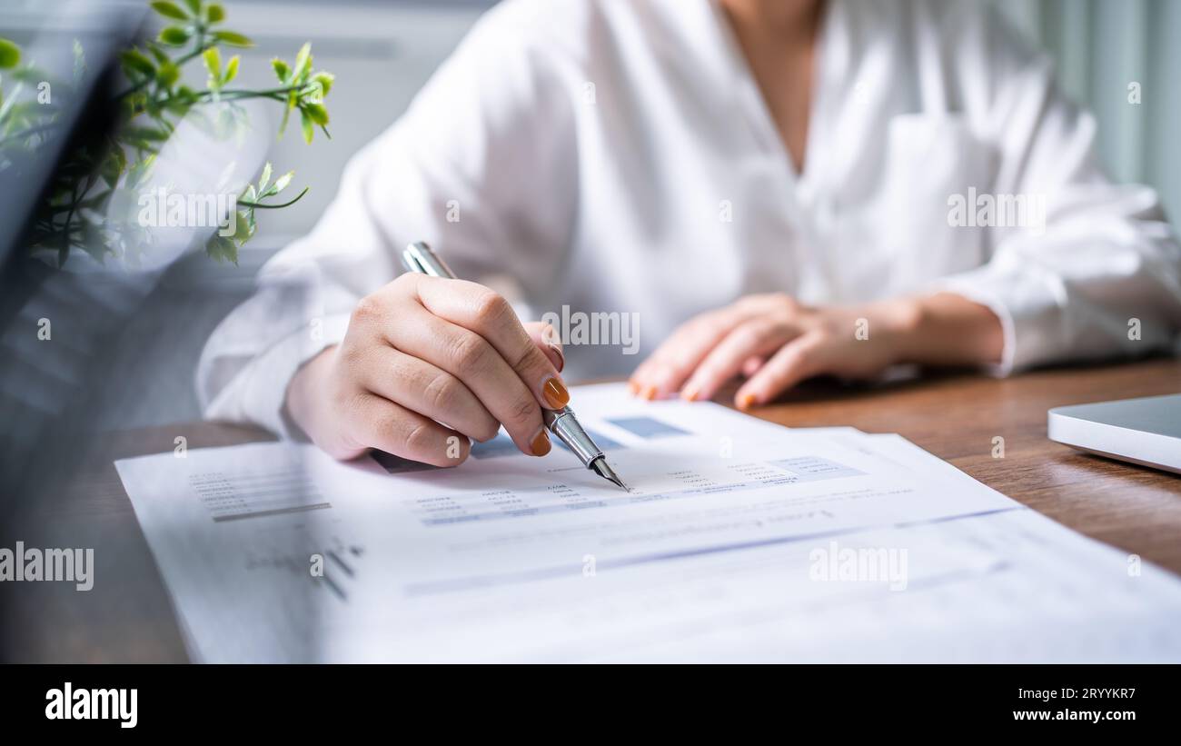 Auditor o Internal Revenue Service personale, le donne d'affari Controllo bilanci annuali della società. Concetto di audit. Foto Stock