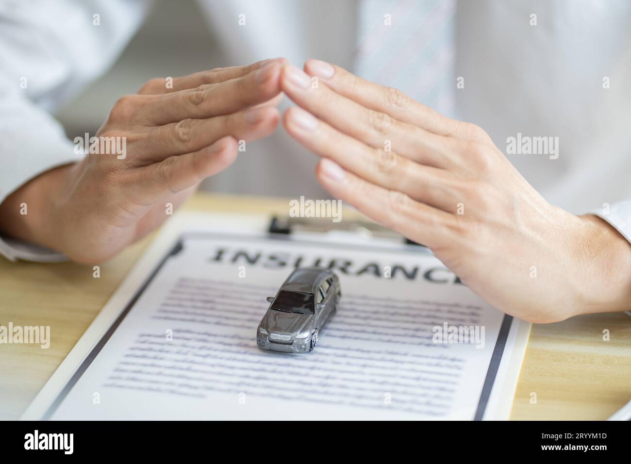 Agente assicurativo del registro delle perdite che ispeziona la vettura danneggiata. Il responsabile delle vendite fornisce un documento del modulo di richiesta di consulenza che prende in considerazione il morgag Foto Stock