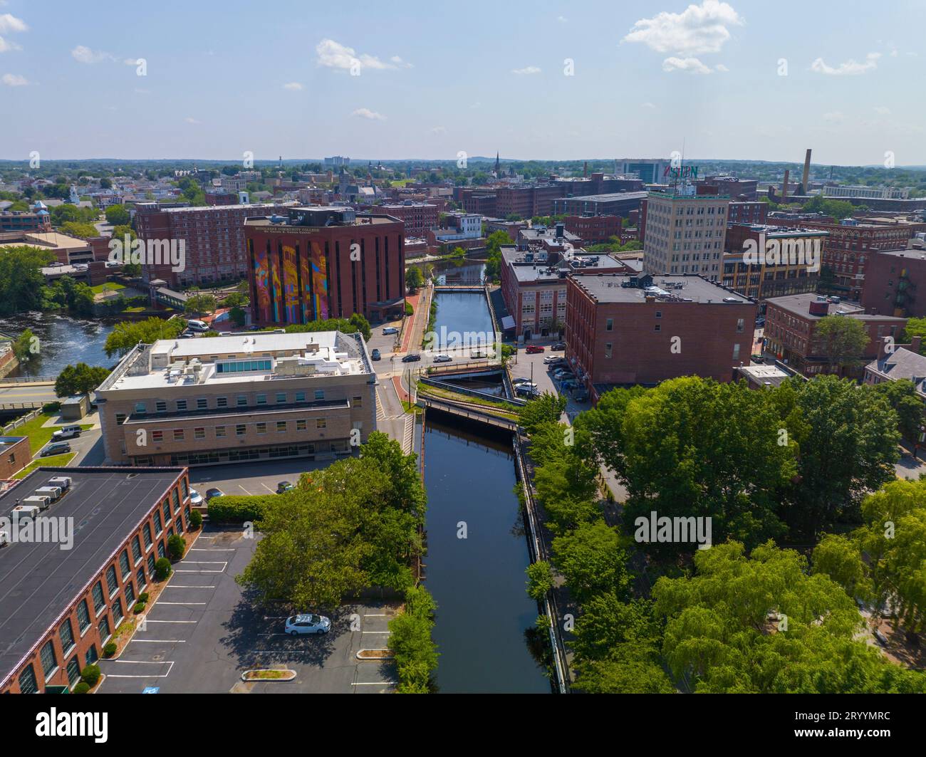 Vista aerea del Middlesex Community College su Kearney Square presso Eastern Canal e dal fiume Concord al fiume Merrimack nel centro storico di Lowell, Massachusetts Foto Stock