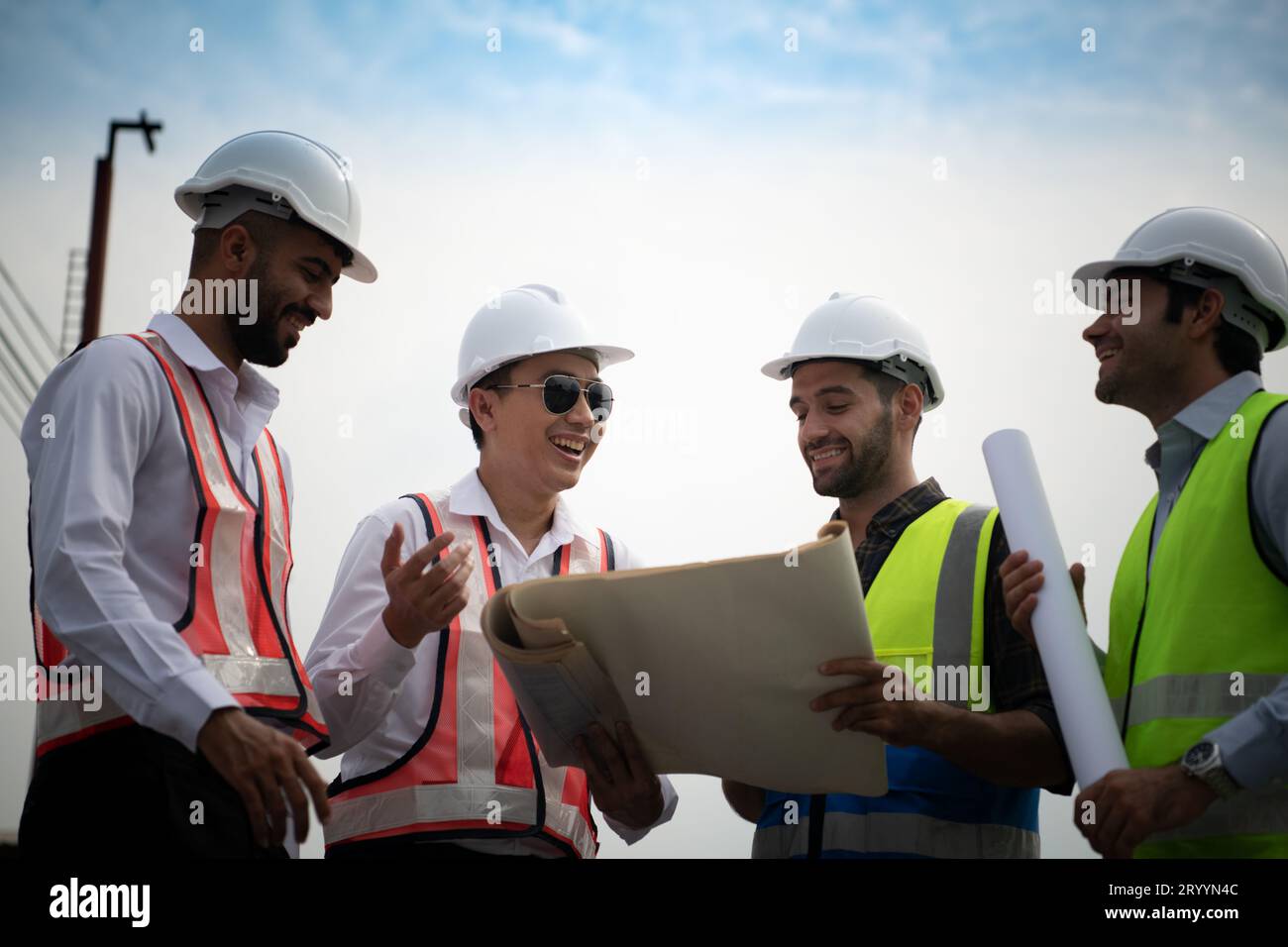Architetti una visita al cantiere. Pronti a parlare dei progressi dei progetti di costruzione nell'area di costruzione con c Foto Stock