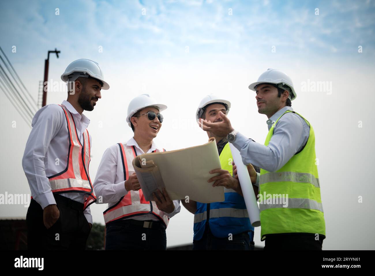 Architetti una visita al cantiere. Pronti a parlare dei progressi dei progetti di costruzione nell'area di costruzione con c Foto Stock