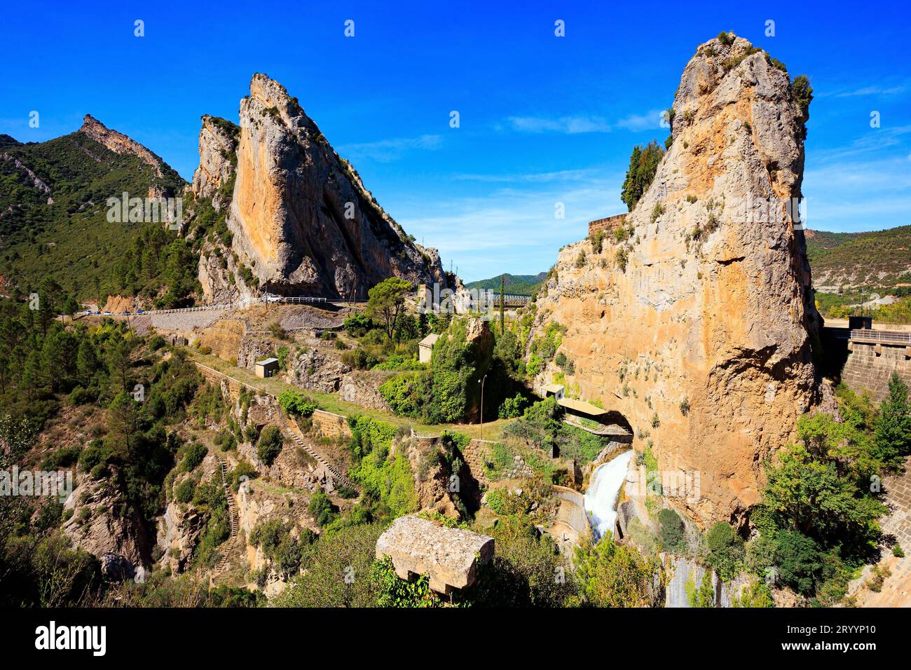 Cascata tra ripide scogliere. Foto Stock