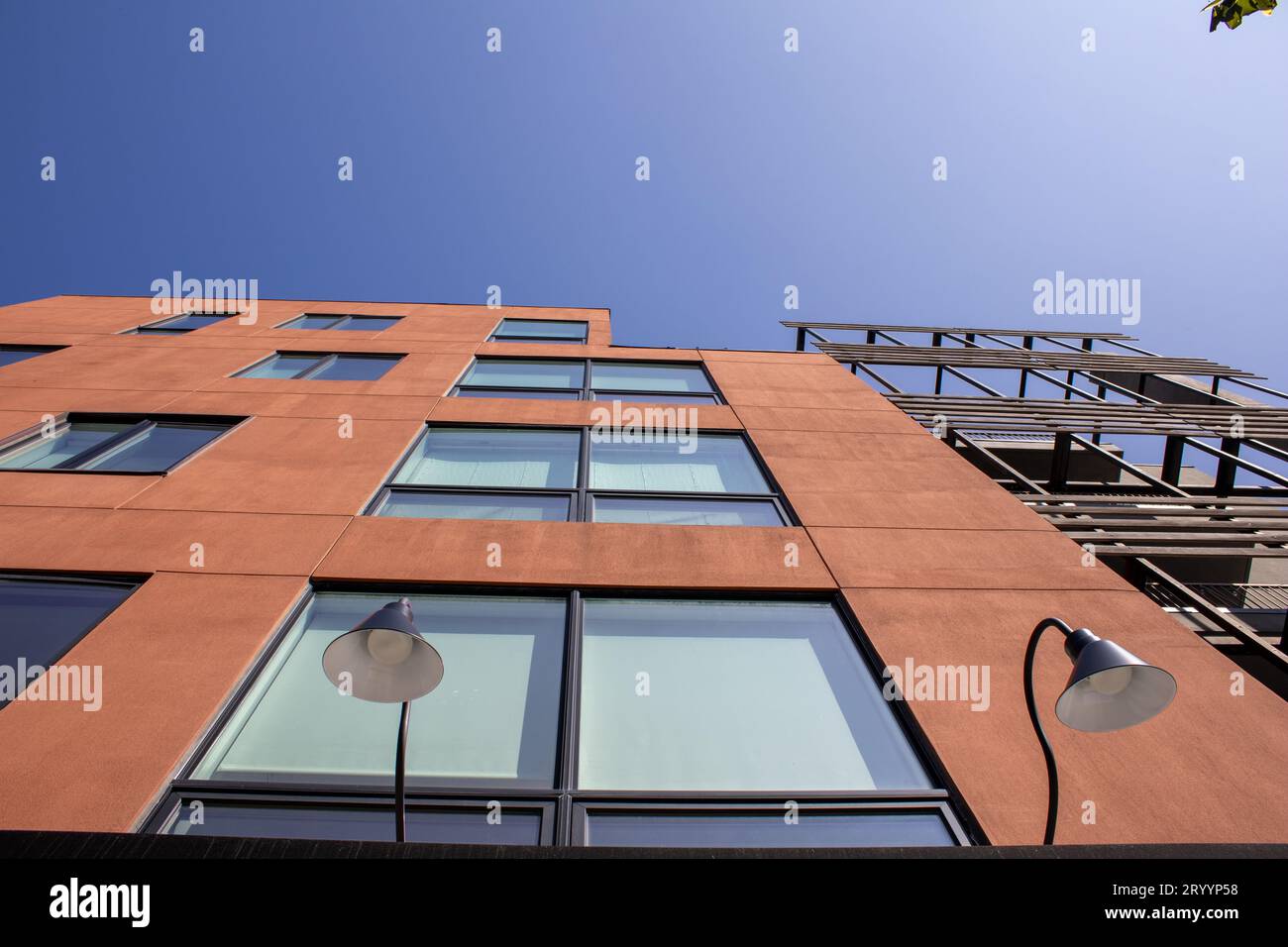 angolo verso l'alto di un edificio marrone Foto Stock