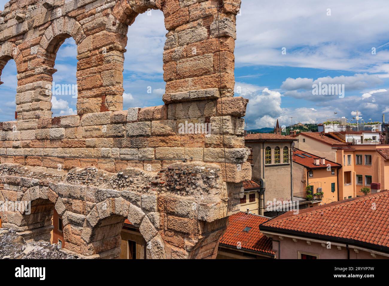 Vista panoramica dall'Arena sul centro storico di Verona in Italia. Foto Stock