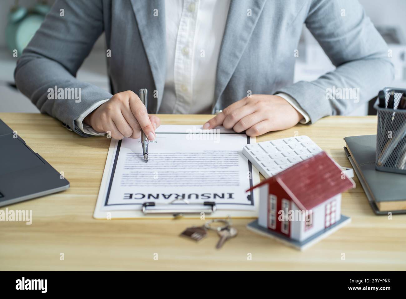 Gli uomini d'affari firmano contratto che fanno accordo con il concetto di agente immobiliare per consulente assicurazione domestica investimento immobiliare Foto Stock