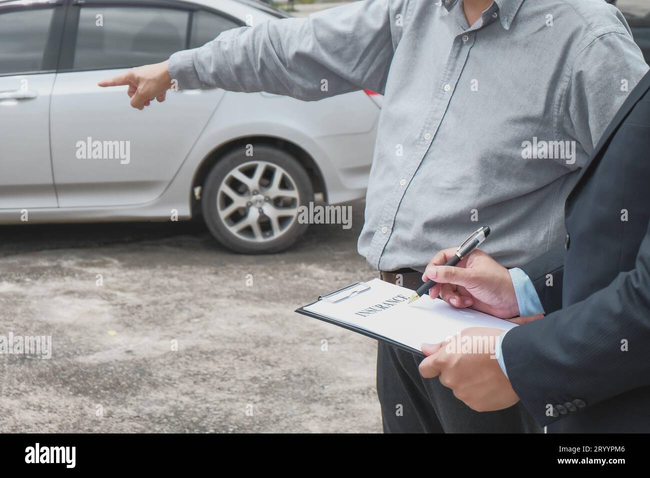 Agente assicurativo del registro delle perdite che ispeziona la vettura danneggiata. Il responsabile delle vendite fornisce un documento di richiesta di consulenza che valuta l'offerta di mutui ipotecari per l'acquisto di autoveicoli Foto Stock