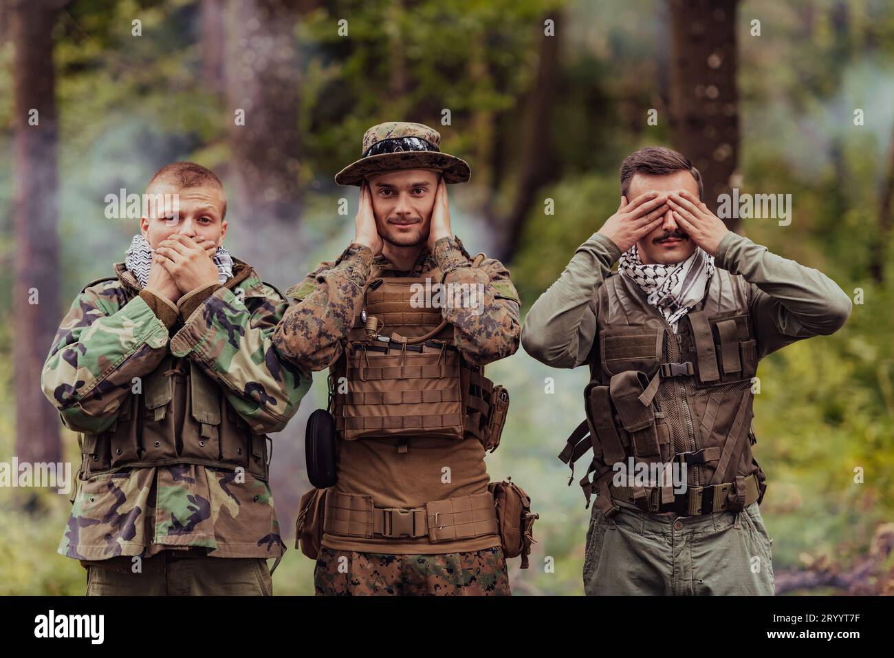 Un gruppo di soldati in schiera che celebrano la pace dopo la battaglia mostrando simboli ciechi muti e sordi Foto Stock
