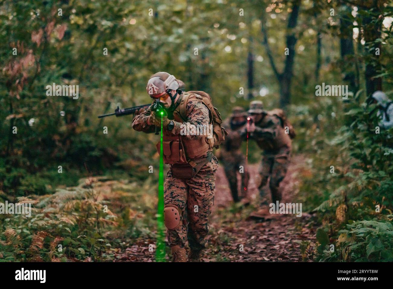 Un gruppo di moderni soldati di guerra sta combattendo una guerra in aree boschive remote e pericolose. Un gruppo di soldati sta combattendo contro l'en Foto Stock