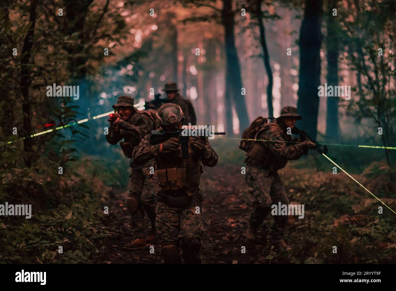 I soldati si accanirono in azione nella missione notturna utilizzando luci laser a raggio visivo concetto di squadra militare Foto Stock
