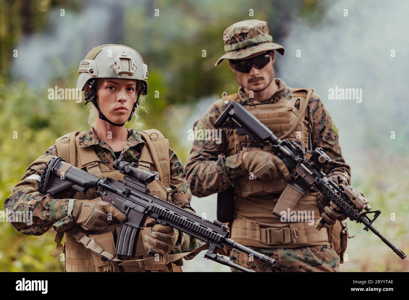 Modern Warfare Soldiers Squad che corre in Tactical Battle Formation Woman come Team leader Foto Stock