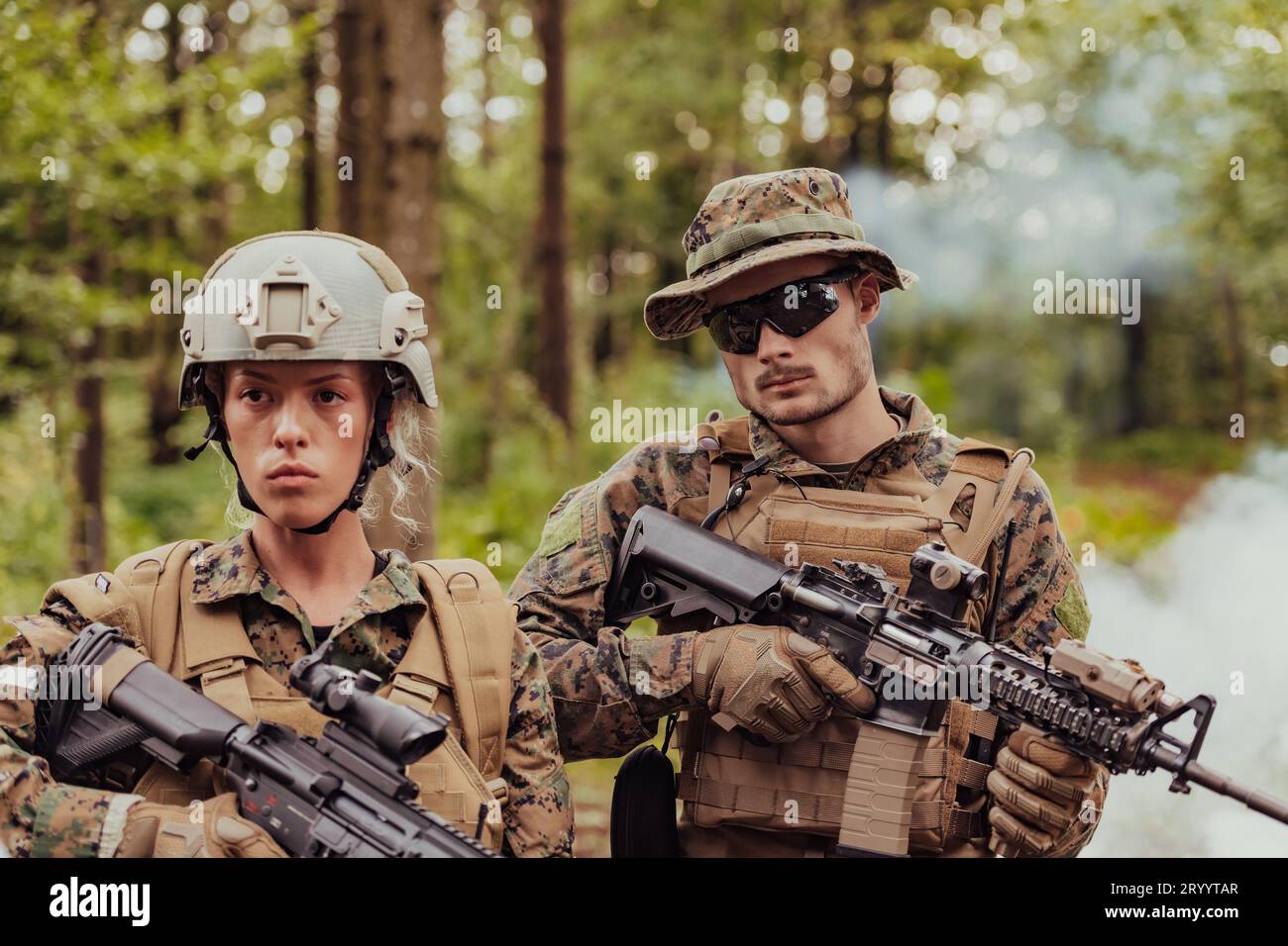 Modern Warfare Soldiers Squad che corre in Tactical Battle Formation Woman come Team leader Foto Stock