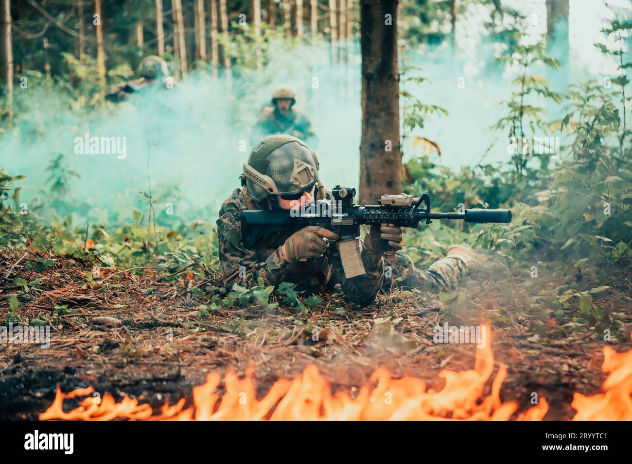 Soldati di guerra moderni circondati da scontri antincendio in aree boschive densamente pericolose Foto Stock