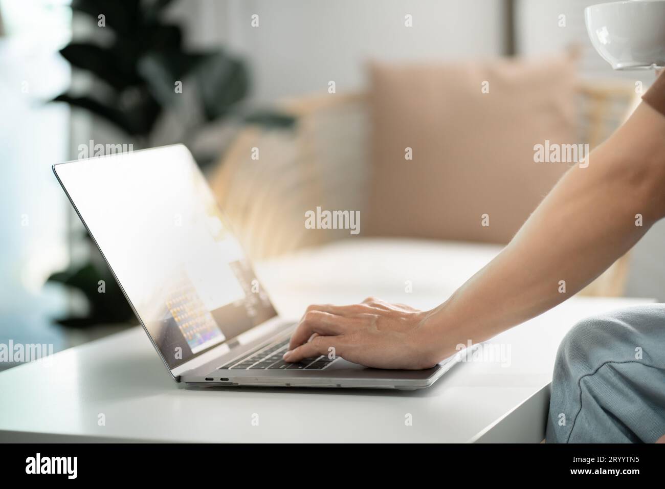 Un uomo lavora da casa. lavora online su un notebook. Uomo d'affari asiatico che lavora online concetto di business con social distanziamento laptop onlin Foto Stock