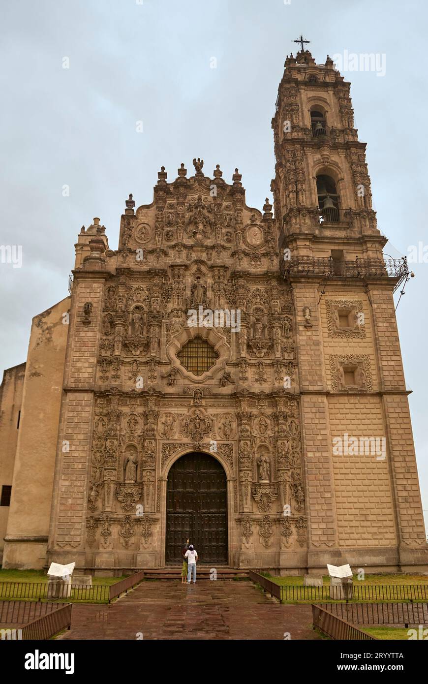 Lo stile barocco della facciata del xvii secolo Iglesia de San Francisco chiesa di Tepotzotlan, Messico Foto Stock