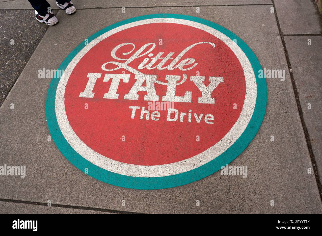 Cartello Little Italy dipinto sul marciapiede di Commercial Drive, Vancouver, British Columbia, Canada Foto Stock