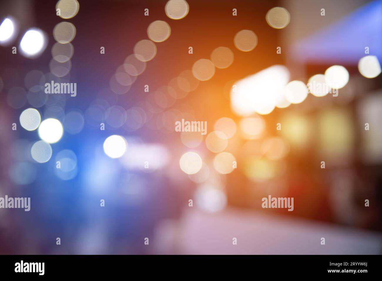 Abstract sfocato di eventi del festival con la gente e motor show background. Convenzione e eventi aziendali concetto. Persone e stili di vita del tema. Un arancione Foto Stock