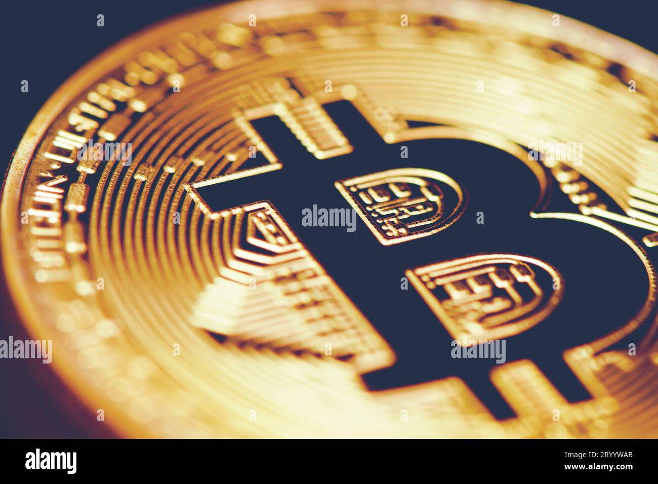 Golden Bitcoin. Bit Coin chiuso. Concetto di crittografia e moneta elettronica. Commercio valutario e tema dell'estrazione dell'oro. Affari Foto Stock