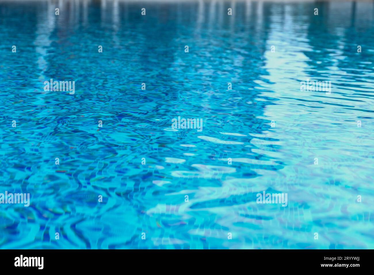 Acqua della piscina astratta. La piscina scorre con onde che fanno da sfondo alla piscina blu Foto Stock