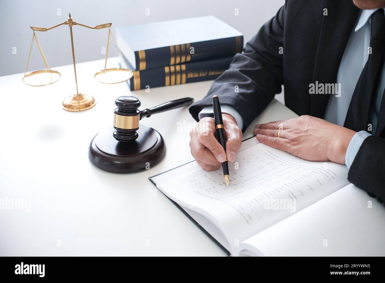 Il consulente legale presenta al client un contratto firmato con il martello e il diritto legale. Giustizia e avvocato concetto. Foto Stock