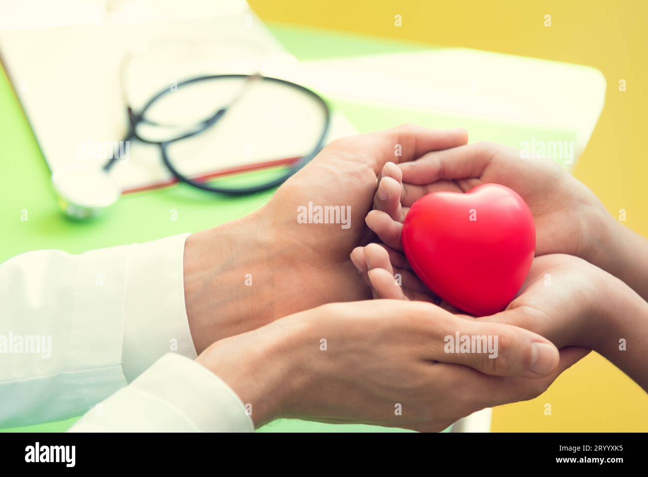 Medico mani e dando rosso cuore di massaggio al paziente i bambini piccoli per recuperare dalla malattia. Ospedale e concetto di assistenza sanitaria. La rianimazione cardiopolmonare e cardi Foto Stock
