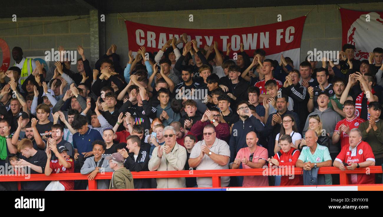 I tifosi di Crawley durante la partita Sky Bet EFL League Two tra Crawley Town e Sutton United al Broadfield Stadium , Crawley , Regno Unito - 30 settembre 2023. Foto Simon Dack / immagini teleobiettivo. Solo per uso editoriale. Niente merchandising. Per le immagini di calcio si applicano le restrizioni fa e Premier League, incluso l'utilizzo di Internet/dispositivi mobili senza licenza FAPL. Per ulteriori informazioni, contattare Football Dataco Foto Stock